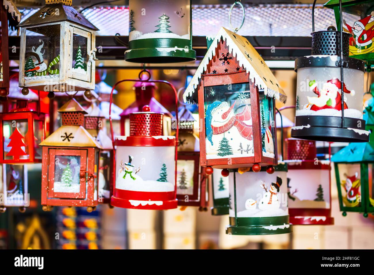 Strasburgo, Francia. Mercatino di Natale in Alsazia - Marche de Noel decorazioni a Strasburg. Foto Stock