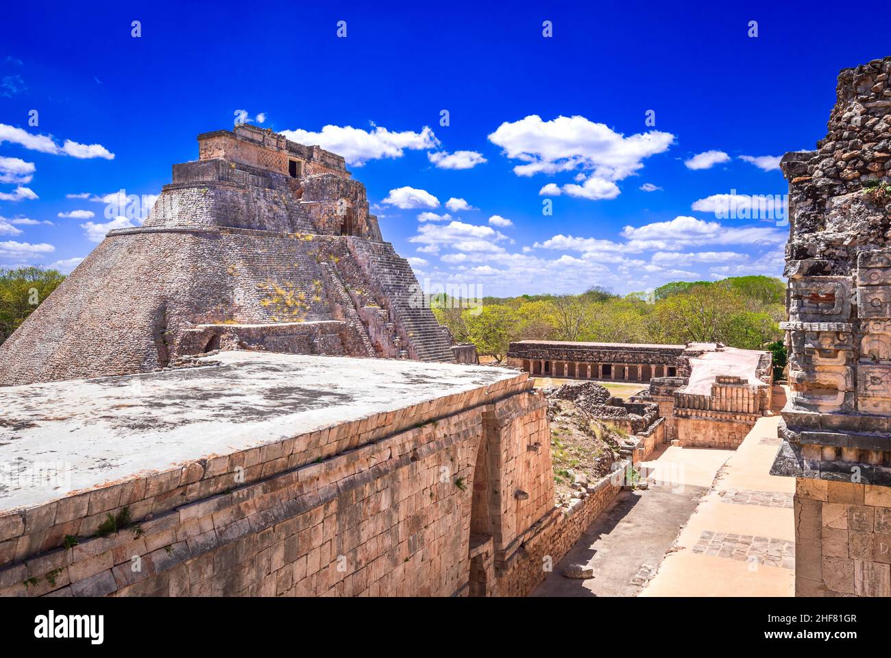Uxmal, Penisola dello Yucatan. Piramide del Magiciano in Messico antica giungla. Foto Stock
