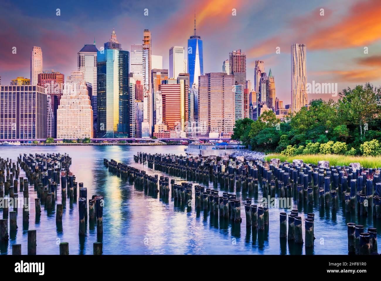 New York. Incredibile alba con Manhattan dal Brooklyn Old Pier, la più grande città degli Stati Uniti. Foto Stock