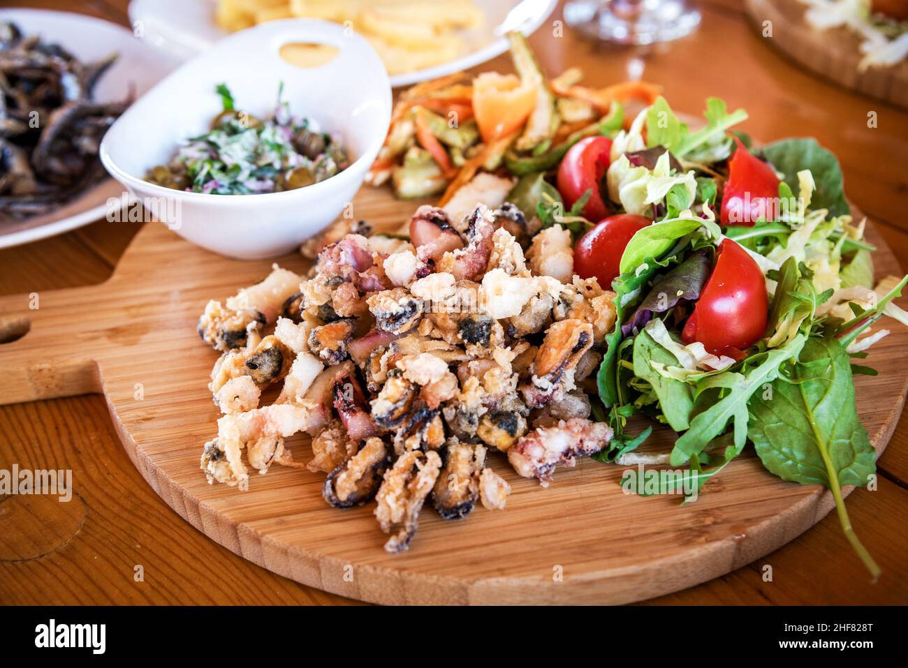 Piatto rumeno di rapana alla griglia, cucina tradizionale rumena di pesce sul Mar Nero, Mangalia. Foto Stock