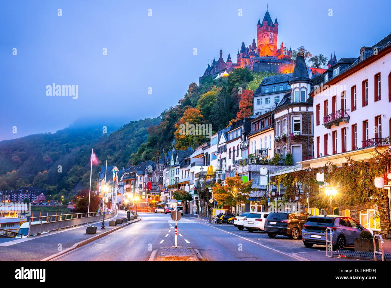 Cochem, Germania. Storica città romantica sulla valle del fiume Mosella, Renania-Palatinato in rosso autunno colori Foto Stock