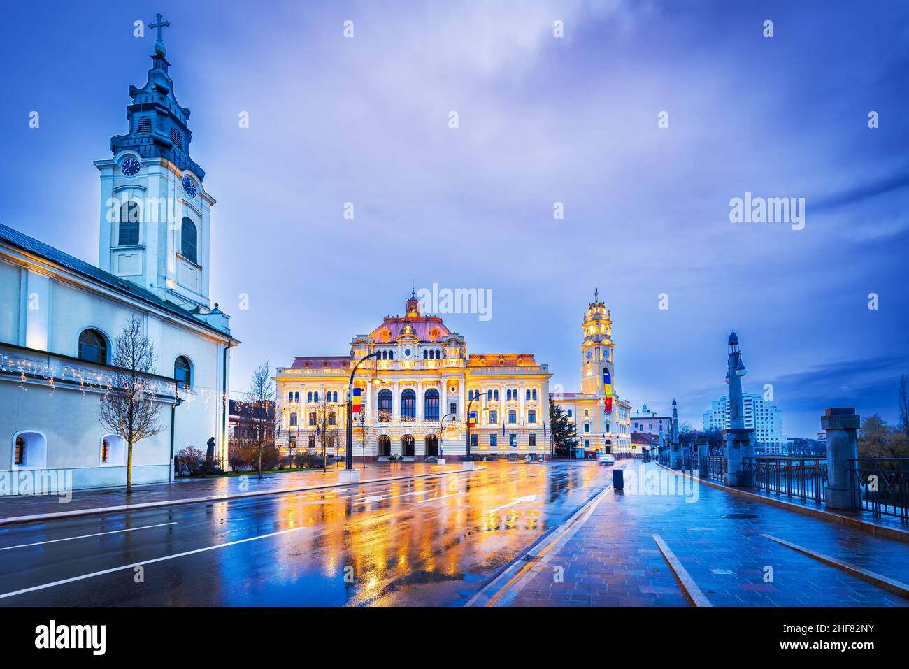 Oradea, Romania. Giorno di pioggia crepuscolo città storica in Europa orientale Foto Stock
