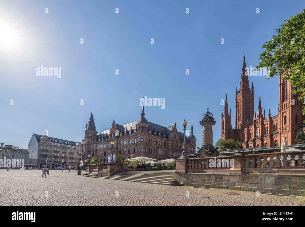 Germania, Assia, Wiesbaden, luogo di Dern'sche con la chiesa del mercato e la colonna del mercato Foto Stock