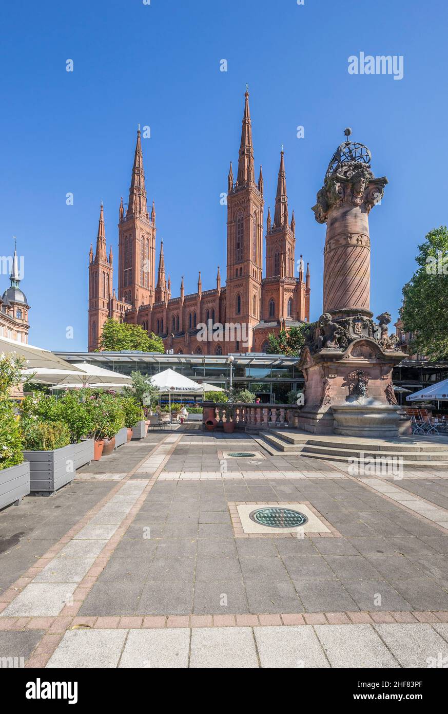 Germania, Assia, Wiesbaden, luogo di Dern'sche con la chiesa del mercato e la colonna del mercato Foto Stock