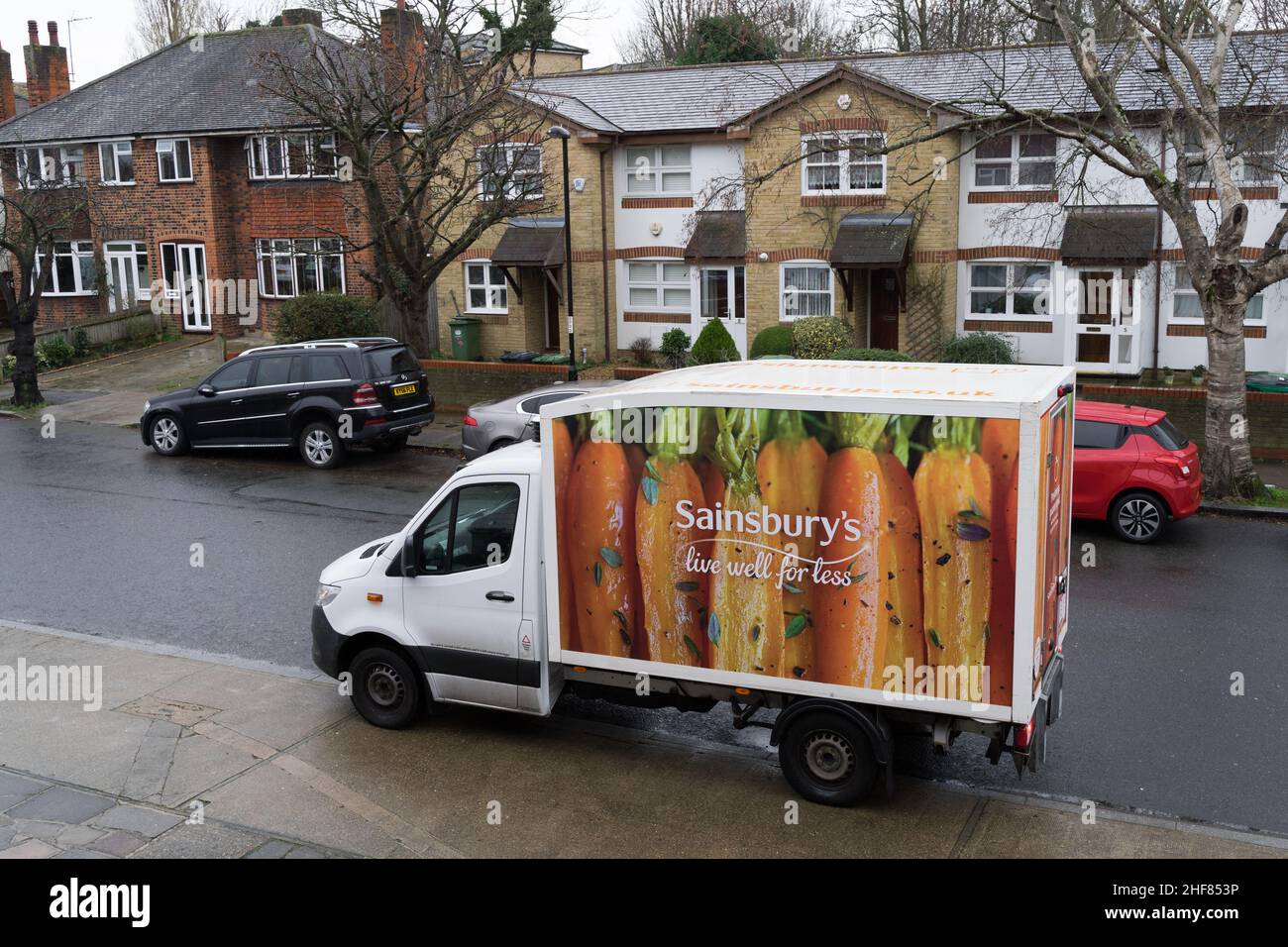 Vista dall'alto del furgone di consegna di Sainsbury sul lato strada di Greenwich casa a schiera quartiere Inghilterra Regno Unito Foto Stock