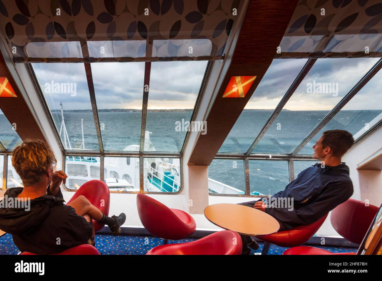 Helsingoer, sund Oeresund o Öresund, traghetto Helsingborg a Helsingör, i passeggeri guardano fuori dalla finestra in Helsingoer, Zelanda, Sealand, Sjaelland, Danimarca Foto Stock