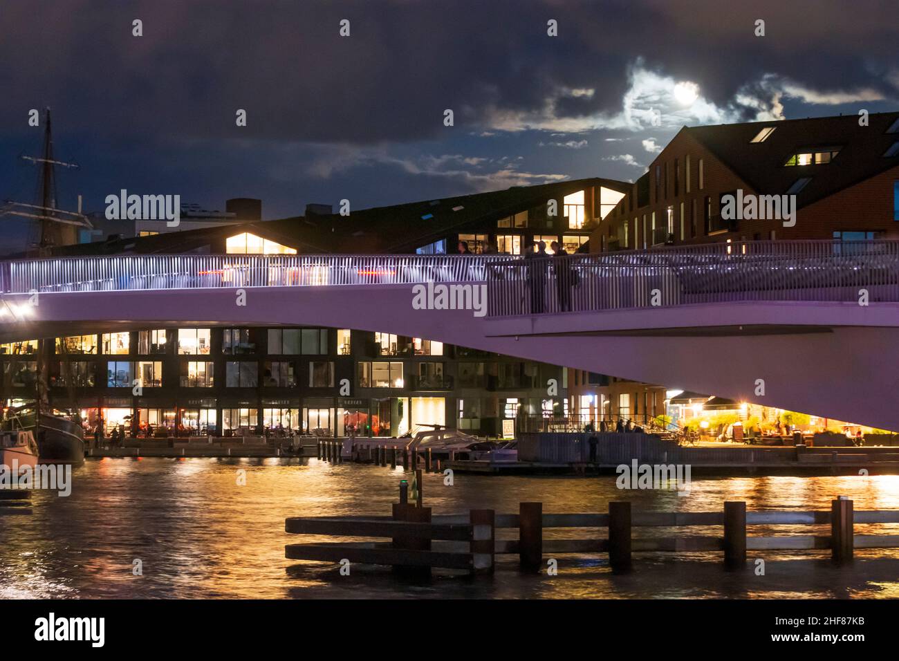 Copenhagen, Koebenhavn, Inderhavnsbroen (il Ponte del Porto interno), ponte combinato pedonale e ciclista in Zelanda, Sealand, Sjaelland, Danimarca Foto Stock