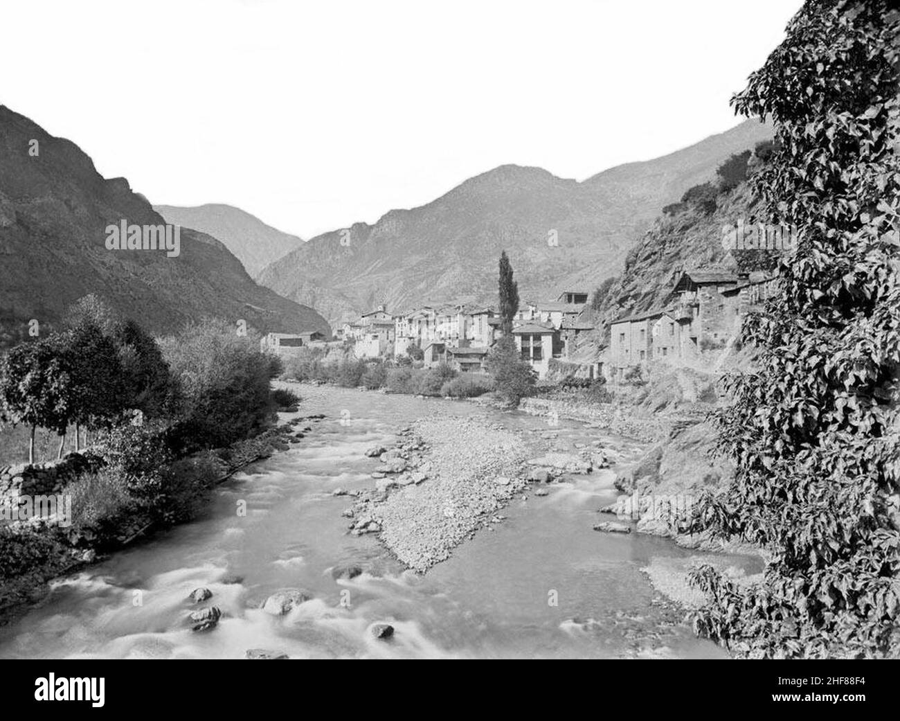 Sant Julià de Lòria Vist des del pont sobre el riu Valira (restaurata). Foto Stock