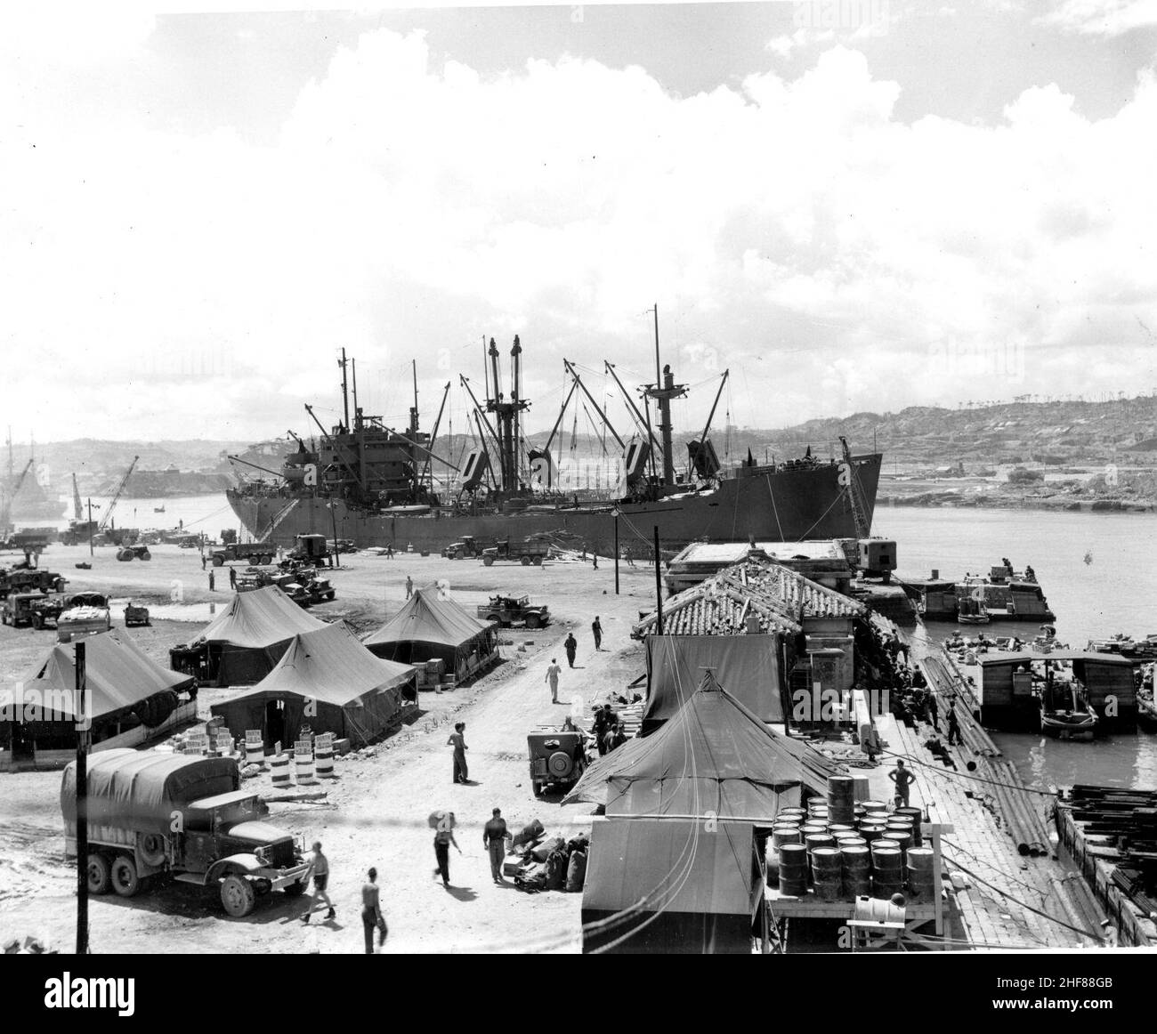 Il “Spar Hitch”, C1-M-AVI, capitanato da Carl, E. Peterson, New York, N.Y., in background, è la prima grande nave ad entrare nel porto di Naha, Okinawa. Foto Stock