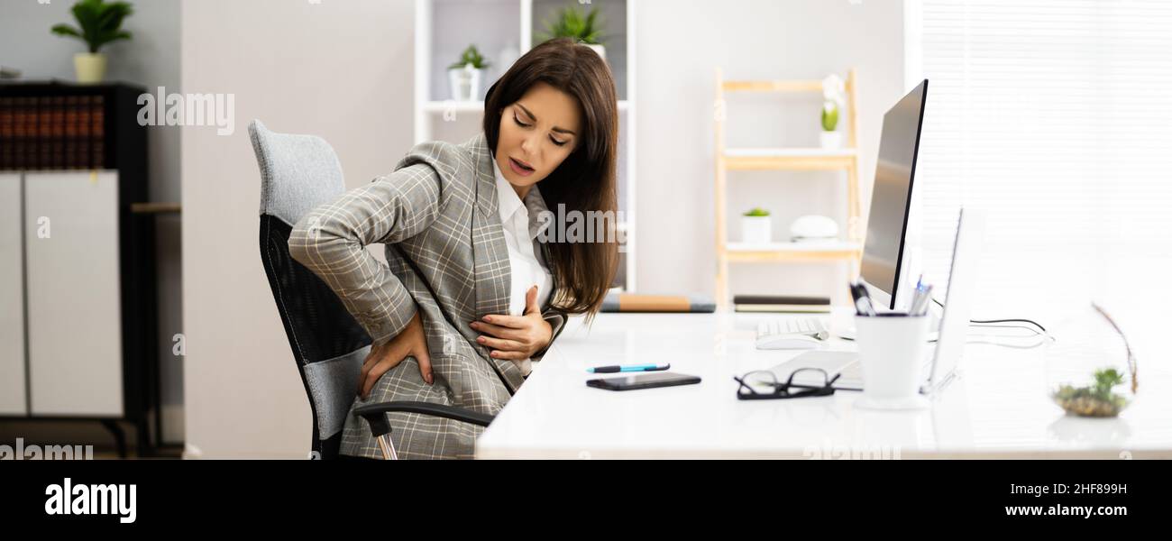 Sedia ergonomica per computer cattiva postura e dolore Foto Stock