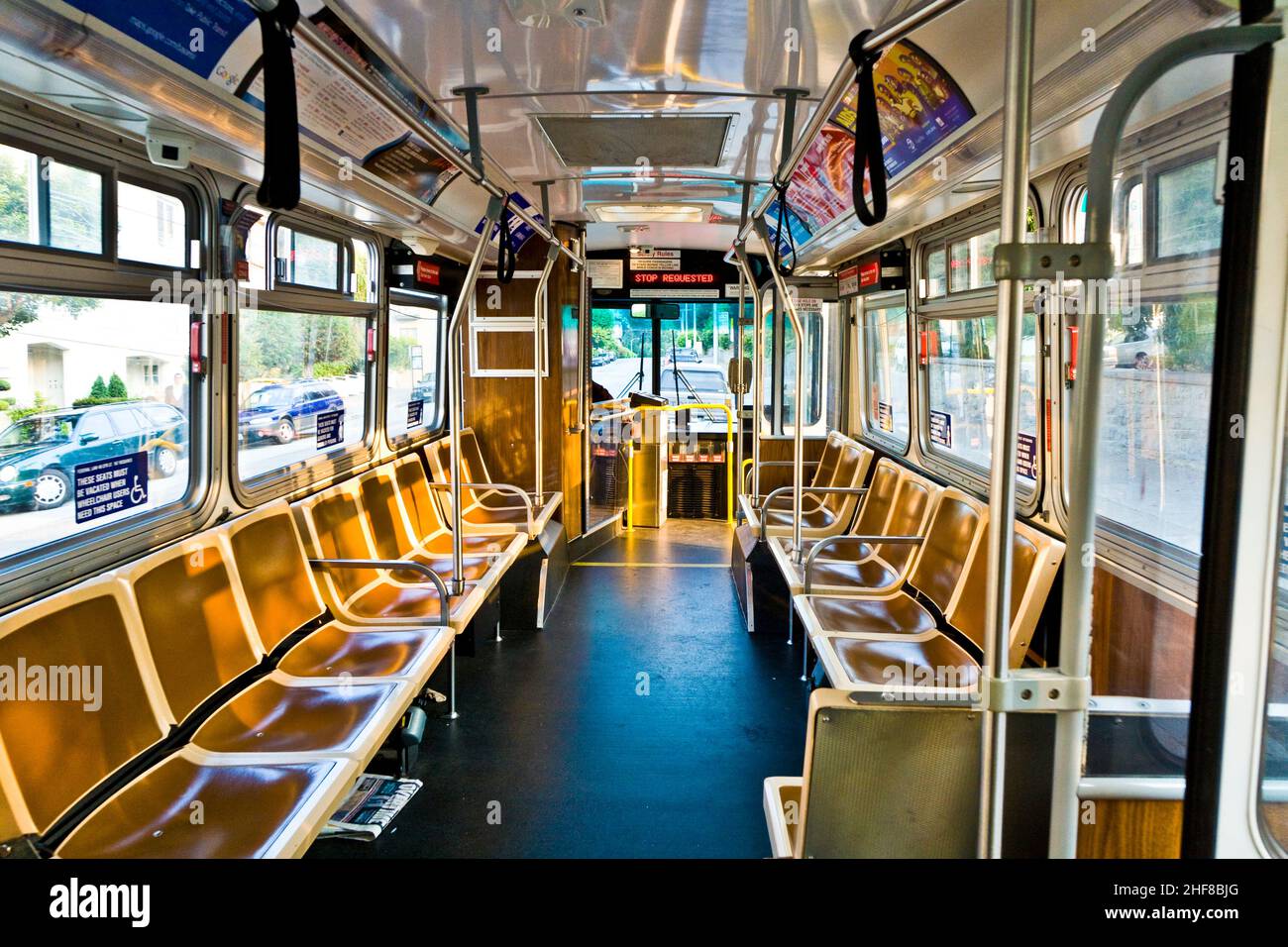 Autobus pubblico senza passeggeri che fermano alla fermata finale dell'autobus Foto Stock