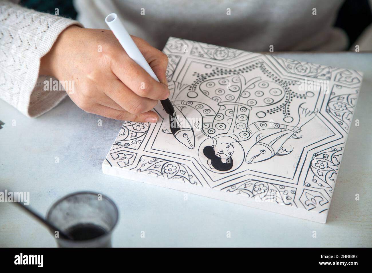 Kutahya,Turchia - 02-02-2017:Arte delle piastrelle turche, artista delle piastrelle femminili dipinge porcellane in officina. Foto Stock