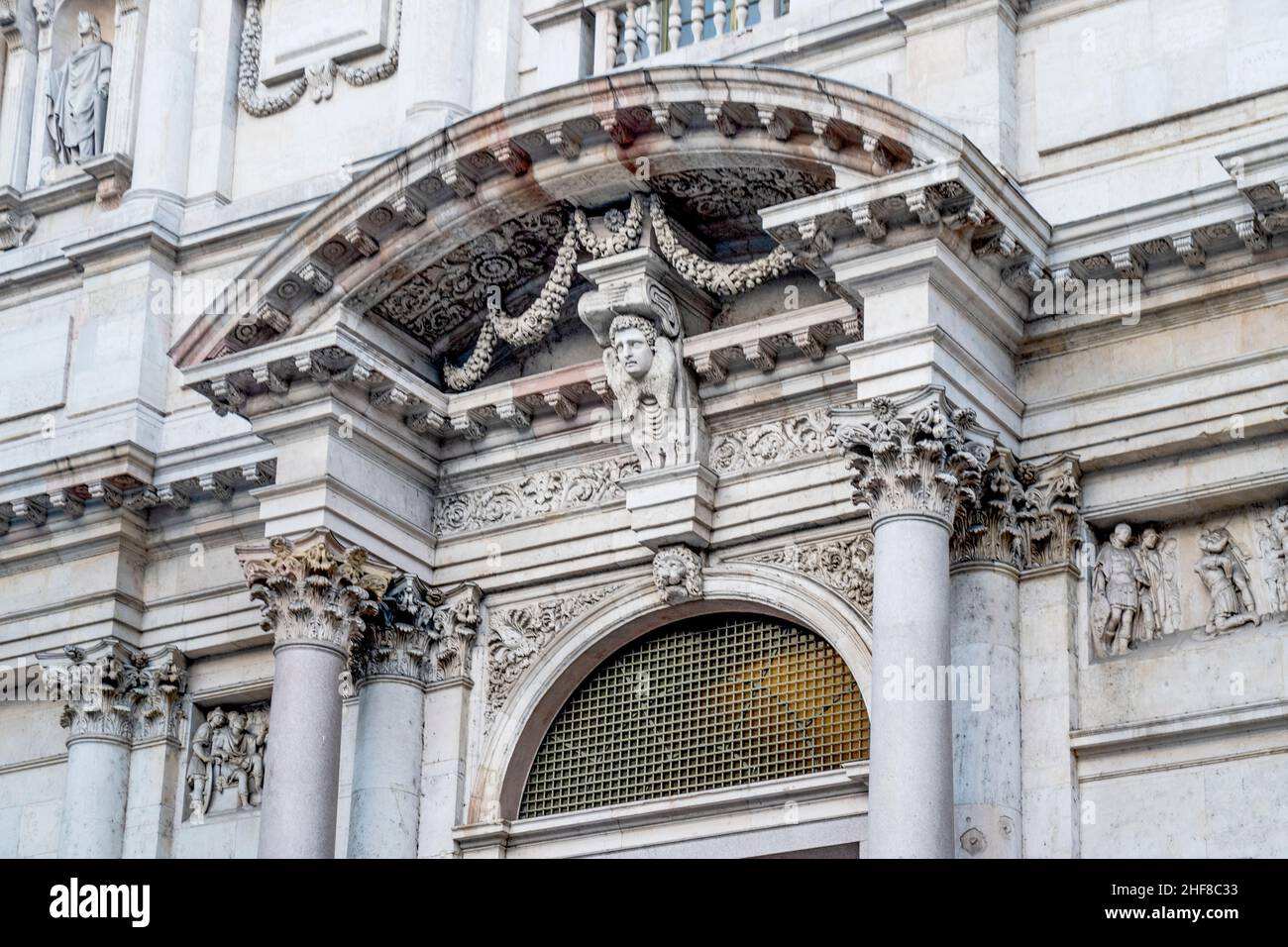Particolare della facciata della chiesa di San fedele in piazza omonima, centro di Milano, regione Lombardia, Italia Foto Stock