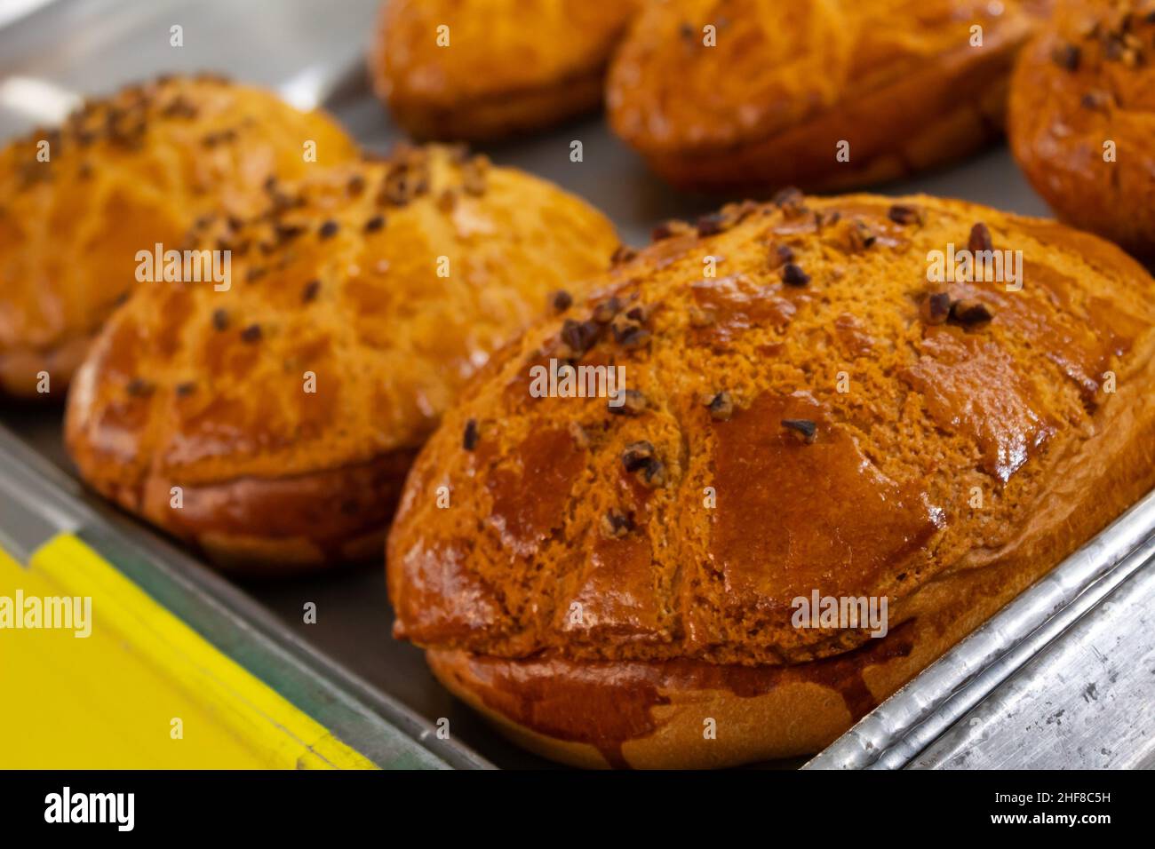 delizioso pane messicano fatto a mano in vendita in un mercato locale a oaxaca Foto Stock