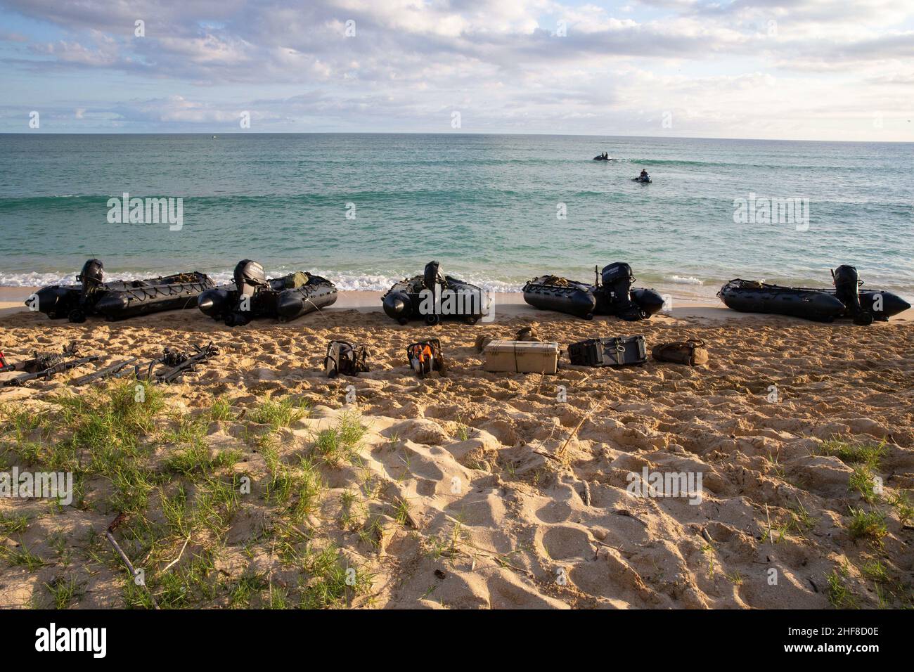 Ewa Beach, Hawaii, Stati Uniti. 8th Jan 2022. Combattere le imbarcazioni di gomma raiding si trovano in scena prima di una visita bottom-up, bordo, ricerca, e missione di sequestro per intercettare le apparecchiature sensibili durante realistico Urban Training Exercise 22,1 (RUTEX) a Joint base Pearl Harbor-Hickam, Hawaii, 8 gennaio 2022. Lo scopo del RUTEX è quello di incorporare le competenze specifiche e delle piccole unità del MEU e di condurre operazioni della forza aerea marina militare ad alta intensità, avanzate e complesse per preparare meus e altre forze designate a sostenere i comandanti geografici combattenti. (Credit Image: © Fourme Foto Stock