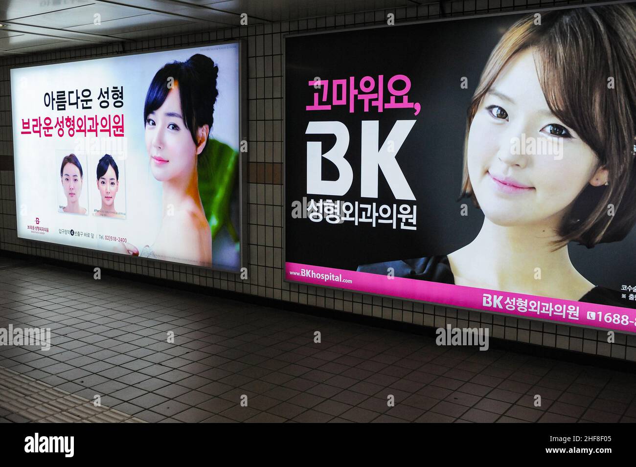 28.04.2013, Seoul, Corea del Sud, Asia - le schede pubblicitarie illuminate promuovono la chirurgia estetica presso le cliniche di bellezza in un sottopassaggio di una stazione della metropolitana. Foto Stock