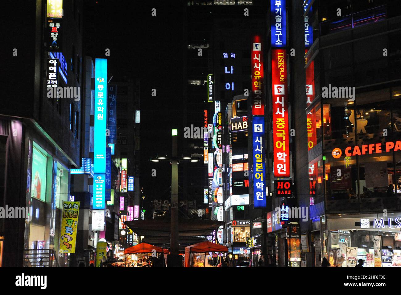 28.04.2013, Seoul, Corea del Sud, Asia - segni colorati e strade illuminate al neon del trafficato quartiere dei divertimenti di Insadong di notte che è fiancheggiata da ba Foto Stock