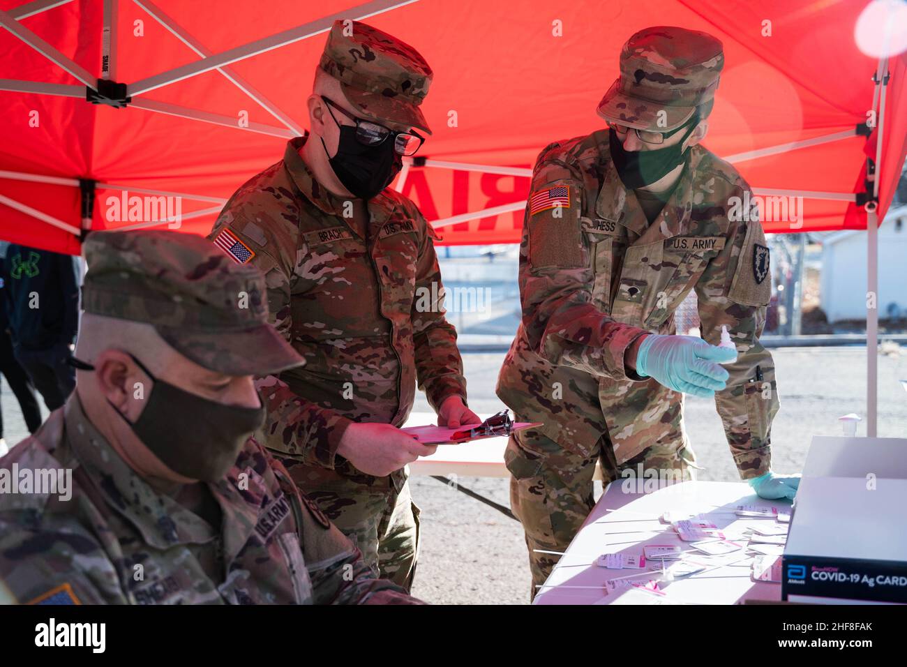Kansas, Stati Uniti. 11th Jan 2022. SGT. Jay Sherer (a sinistra), Munson Army Health Center (MAHC) sergente maggiore, SPC. Austin Brach (centro), MAHC e SPC. Tanner Hess (a destra), 15th polizia militare Brigade, prova Fort Leavenworth residenti per COVID-19 a Fort Leavenworth, Kansas, 11 gennaio 2022. Il Munson Army Health Center ha creato dei siti di test COVID-19 per la comunità di Fort Leavenworth. Credit: Audrey Chappell/U.S. Army/ZUMA Press Wire Service/ZUMAPRESS.com/Alamy Live News Foto Stock