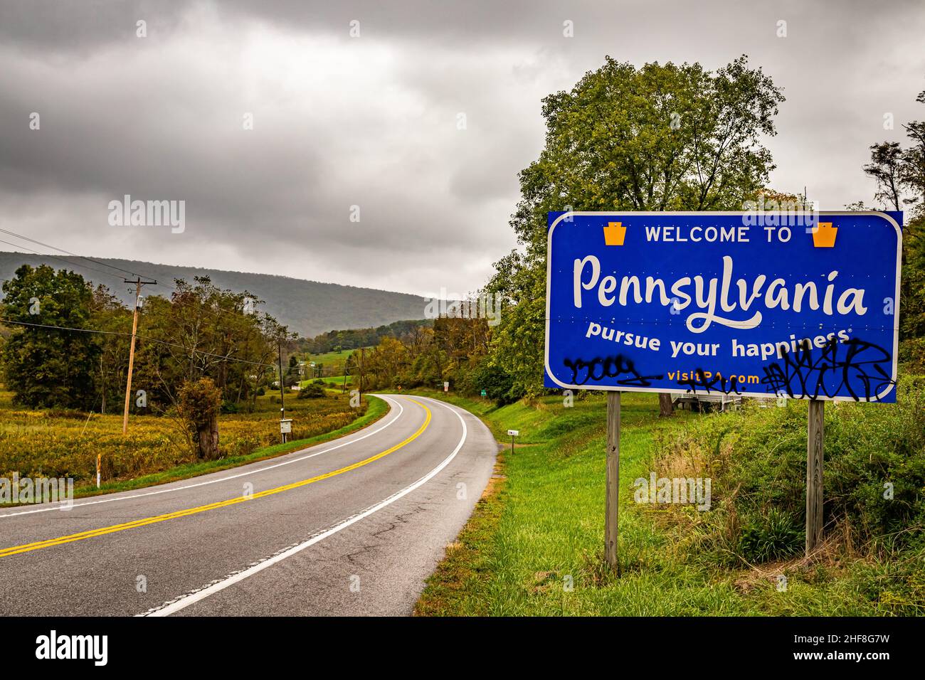 Bedford, PA - 7 ottobre 2021: Un cartello stradale Welcome to Pennsylvania state line sul confine condiviso con il Maryland. Foto Stock