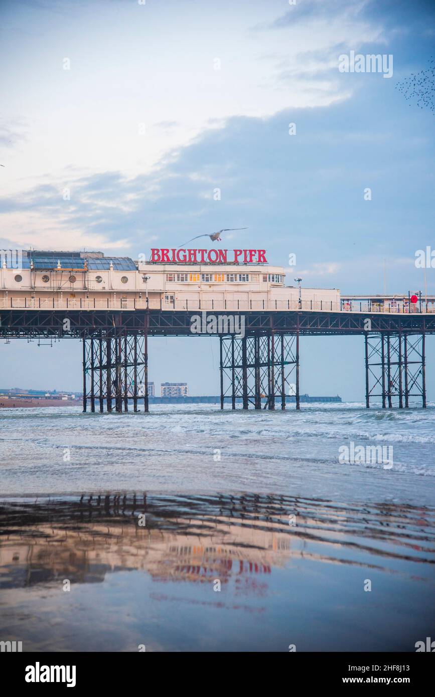 La murmurazione di Starling sul molo di Brighton all'inizio del 2021 è stata presa in una giornata trascorsa. Foto Stock