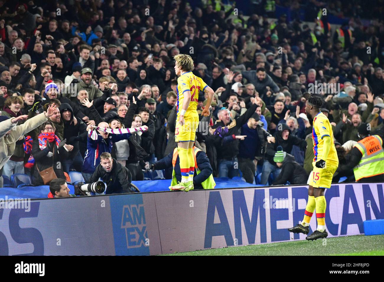 Brighton, Regno Unito. 14th Jan 2022. Conor Gallagher di Crystal Palace salta sulle schede pubblicitarie di fronte ai suoi fan dopo aver segnato l'obiettivo di apertura durante la partita della Premier League tra Brighton & Hove Albion e Crystal Palace all'Amex il 14th 2022 gennaio a Brighton, Inghilterra. (Foto di Jeff Mood/phcimages.com) Credit: PHC Images/Alamy Live News Foto Stock