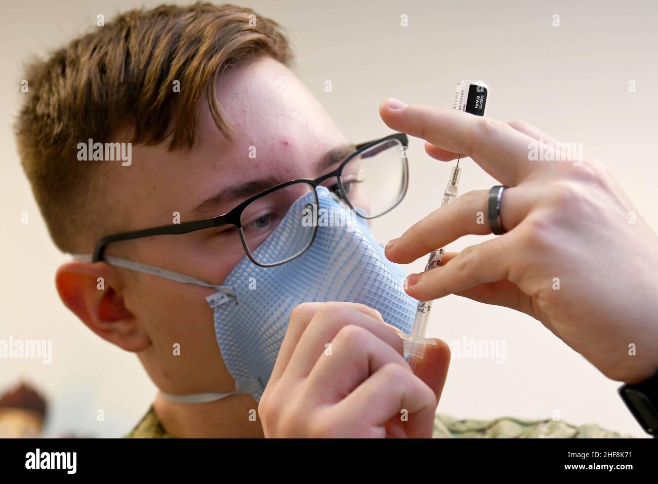 Sigonella, Italia. 4th Jan 2022. Hospitalman Nolan Shepherd, un Beloit, Wis. Nativo attaccato al comando di preparazione ed addestramento mediale degli Stati Uniti Sigonella, prepara una vaccinazione di richiamo COVID-19, all'ufficio di immunizzazioni a USMRTC Sigonella, 4 gennaio 2022. La posizione strategica di NAS Sigonella consente alle forze degli Stati Uniti, alleate e partner nazionali di schierarsi e rispondere come richiesto, garantendo sicurezza e stabilità in Europa, Africa e comando Centrale. Credito: Kegan Kay/U.S.A. Navy/ZUMA Press Wire Service/ZUMAPRESS.com/Alamy Live News Foto Stock