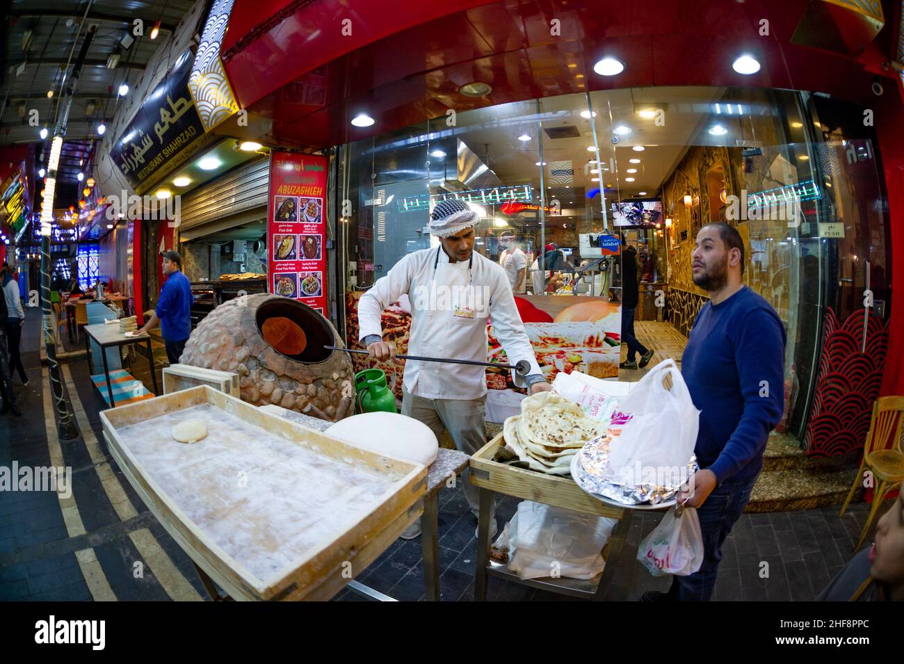 Cold man si scalda a fuoco in Amman Jordan 25 dicembre 2021 Foto Stock