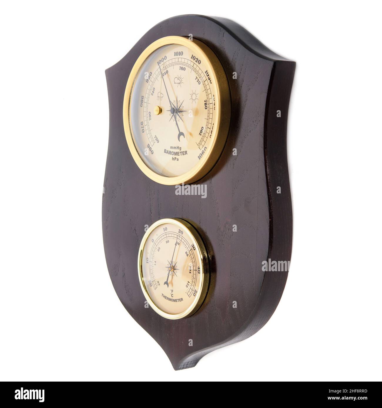 Orologio vintage in legno con barometro e termometro in stile marinaro su  sfondo bianco. Decorazioni a parete per gli interni Foto stock - Alamy