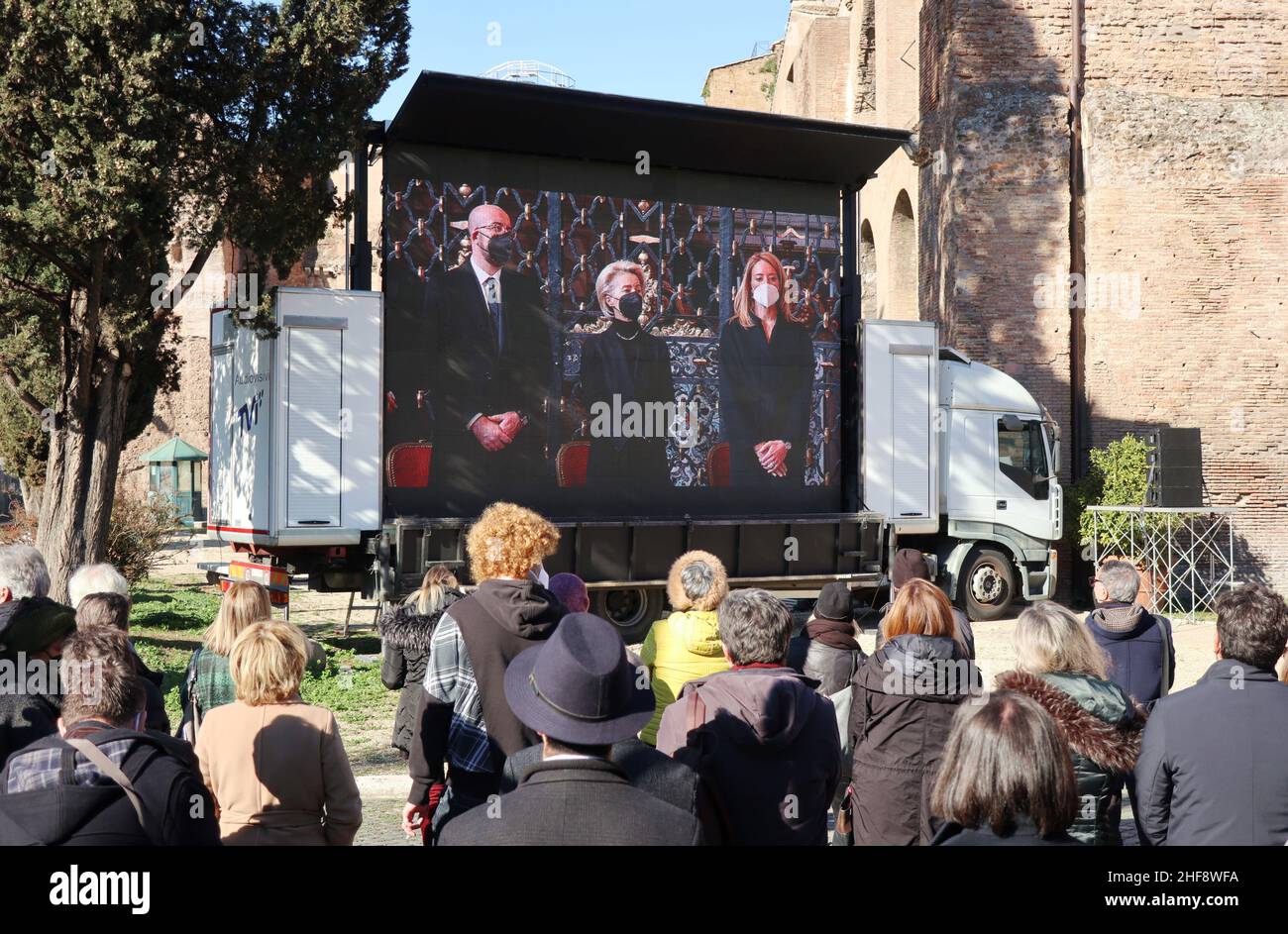 Roma, Italia. 14th Jan 2022. La gente partecipa in un widescreen alla Messa funebre del Presidente del Parlamento europeo David Sassoli, Roma, Italia, 14 gennaio 2022. Autorità e gente comune partecipano alla sepoltura della chiesa di Santa Maria degli Angeli.Sassoli, nata a Firenze nel 1956, morì il 11 2022 gennaio in qualità di Presidente del Parlamento europeo. Fu nominato il 3 2019 luglio. (Foto di Elisa Gestri/Sipa USA) Credit: Sipa USA/Alamy Live News Foto Stock