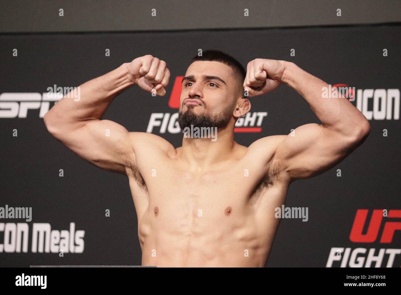 Las Vegas, Stati Uniti. 14th Jan 2022. LAS VEGAS, NV - GENNAIO 14: Ramiz Brahimaj si pone sulla scala durante la UFC Vegas 46: Kattar / Chikadze Weigh in UFC Apex il 14 gennaio 2022 a Las Vegas, Nevada, Stati Uniti. (Foto di Diego Ribas/PxImages) Credit: PX Images/Alamy Live News Foto Stock