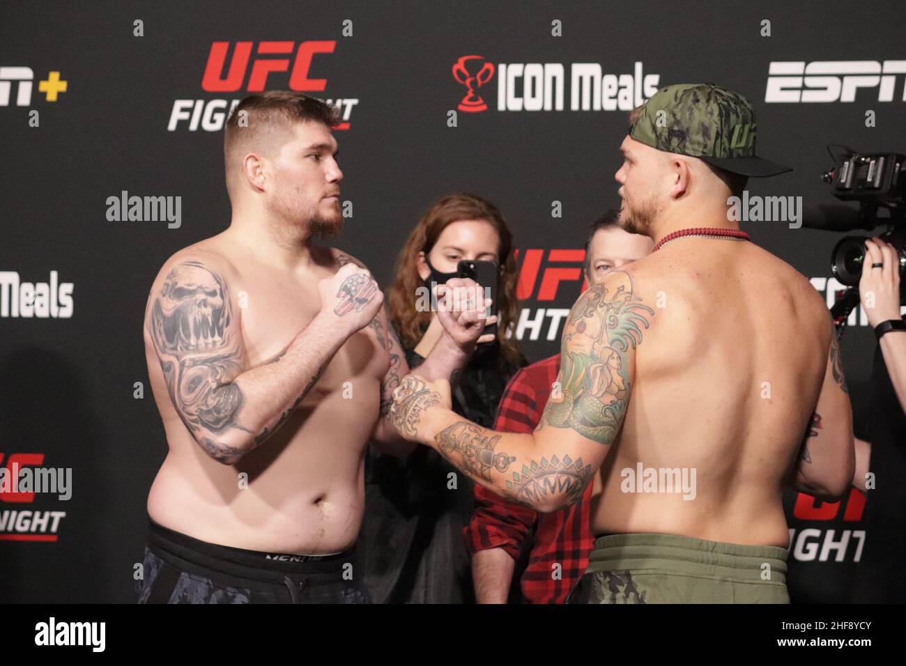 Las Vegas, Stati Uniti. 14th Jan 2022. Las Vegas, NV - Gennaio 14: Jake Collier e Chase Sherman si affrontano durante la UFC Vegas 46: Kattar / Chikadze Weigh in UFC Apex il 14 gennaio 2022 a Las Vegas, Nevada, Stati Uniti. (Foto di Diego Ribas/PxImages) Credit: PX Images/Alamy Live News Foto Stock