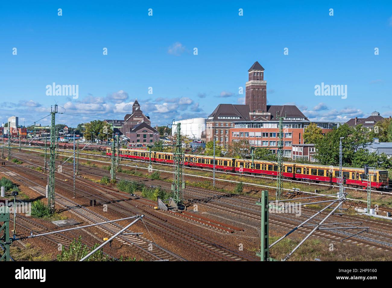 Berlino, Germania - 6 ottobre 2021: Stazione ferroviaria, edificio amministrativo e treno S-Bahn nel porto di Westhafen BEHALA, uno dei più grandi della Germania Foto Stock