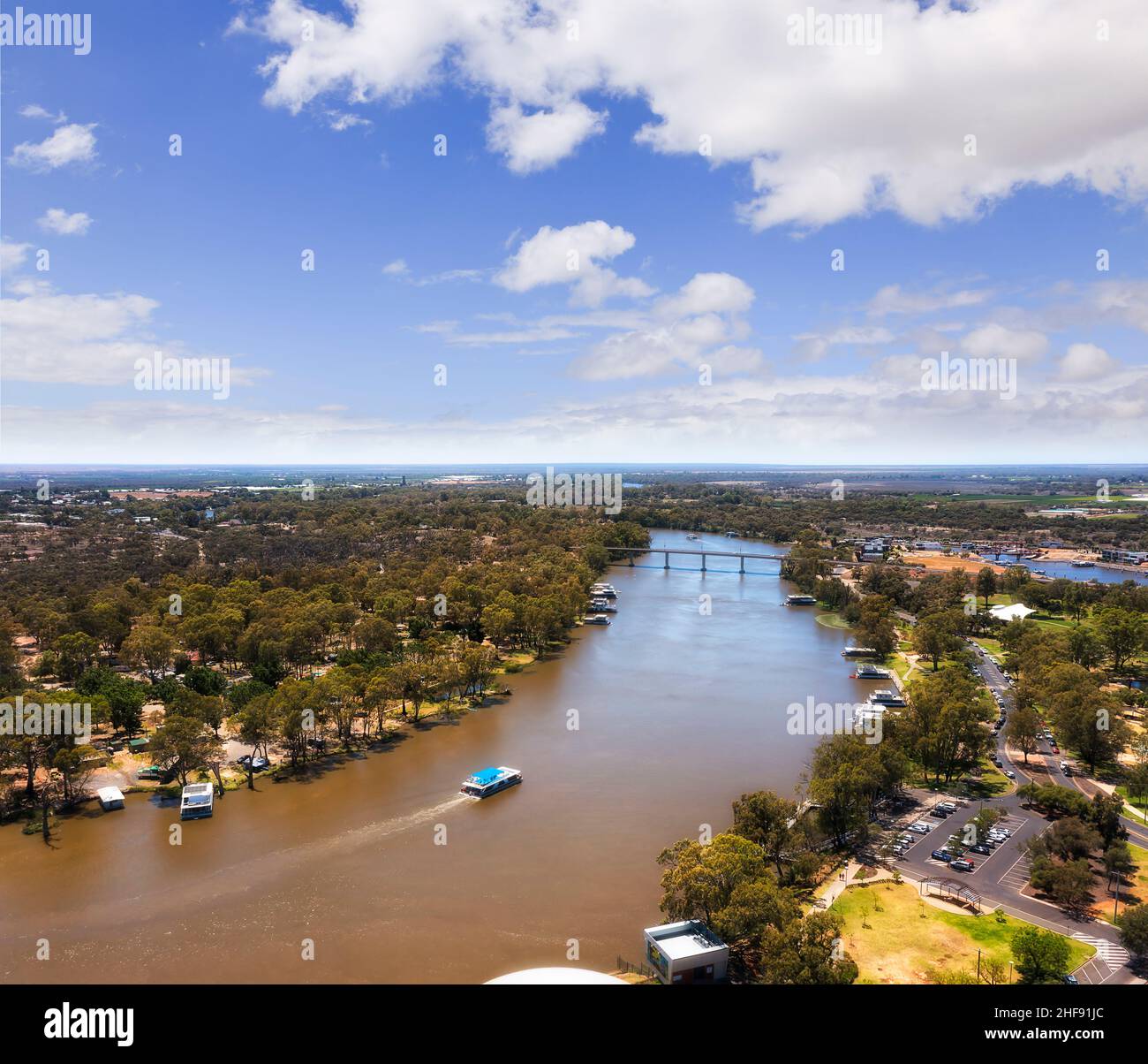 Battello a vapore sul fiume Murray nella città di Mildura in Australia - paesaggio aereo panoramico. Foto Stock