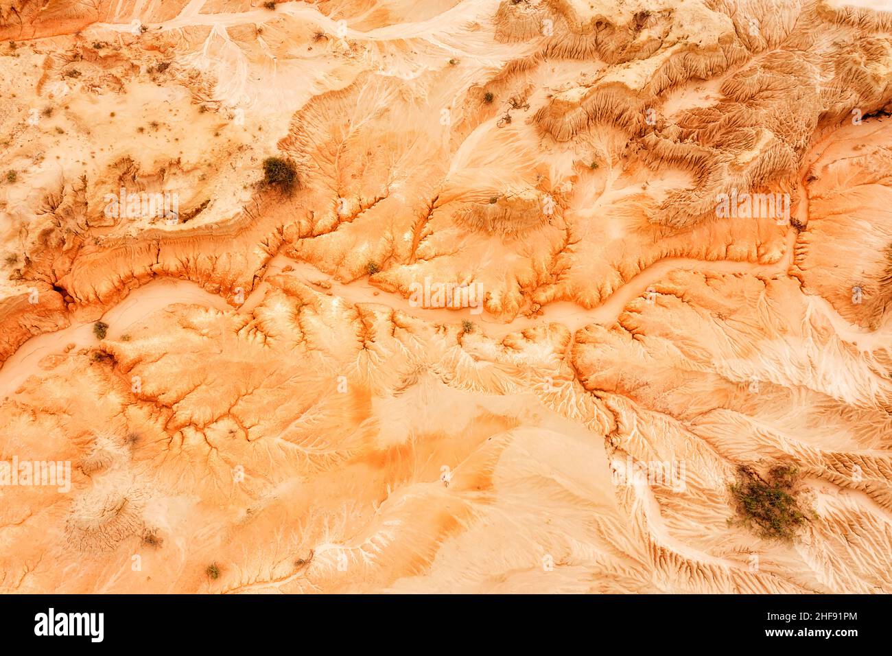 Eroso lago secco letto Mungo nel parco nazionale australiano Outback - arenaria e formazione di argilla dopo l'erosione del vento e dell'acqua in vista dall'alto verso il basso. Foto Stock