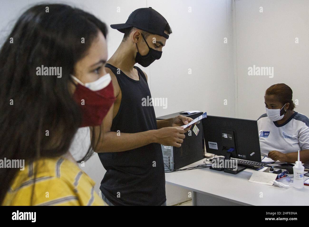 Rio de Janeiro, Brasile. 14th Jan 2022. (INT) la domanda di vaccini contro il Covid-19 a Rio de janeiro cresce in casi elevati. 14 gennaio 2022, Rio de Janeiro, Brasile: Movimento di persone alla clinica della famiglia Valeter Felisbino, nel quartiere di Ramos, a Rio de Janeiro, venerdì (14), per prendere la terza dose di richiamo del vaccino contro il covid-19. Con l'aumento del numero di casi della malattia di fronte alla variante Omicron, la ricerca di un vaccino è aumentata vertiginosamente negli ultimi giorni. (Credit Image: © Erica Martin/TheNEWS2 via ZUMA Press Wire) Foto Stock