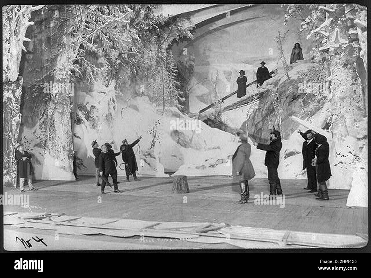 Scena dalla fase di produzione di ''Uncle Tom's Cabin'', 1901)- gruppo di uomini, due fruste di tenuta, puntando a due uomini e una donna su ponte innevato Foto Stock