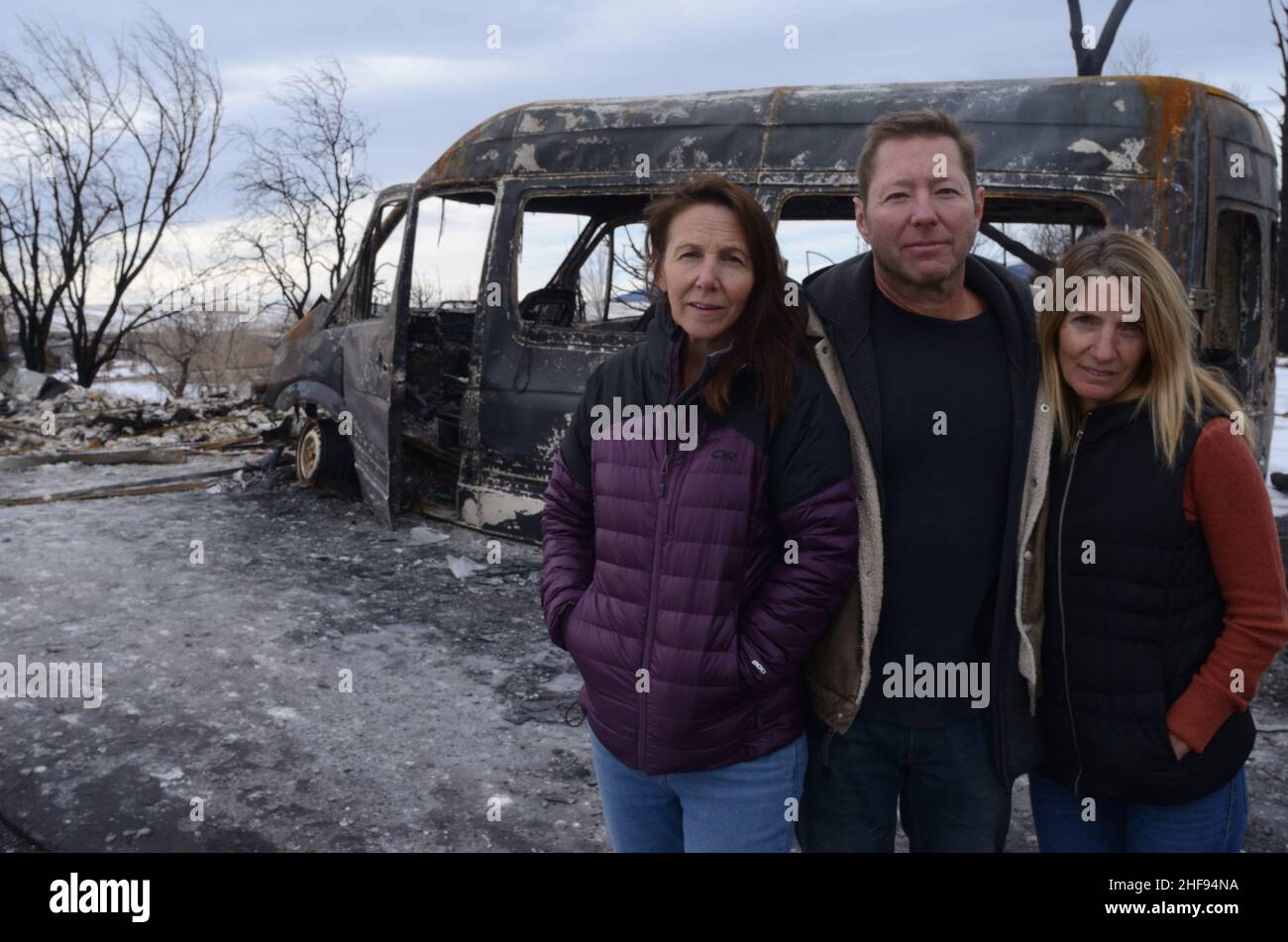 Vittime del fuoco Cheryl & Nathan Ruff, & vicino Lisa Laguardia, di fronte al furgone bruciato nel vecchio garage del Ruff. LaGuardia perse anche la sua casa. Foto Stock