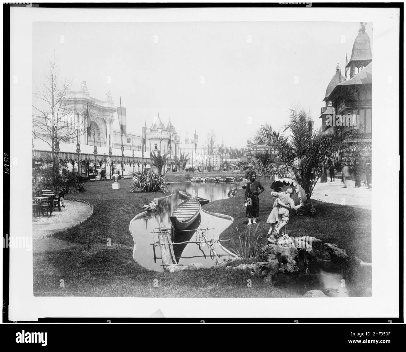 Sulla scena L'Esplanade des Invalides, con il Ministero della Guerra edificio sulla sinistra, palazzo coloniale sulla destra, Esposizione di Parigi, 1889 Foto Stock