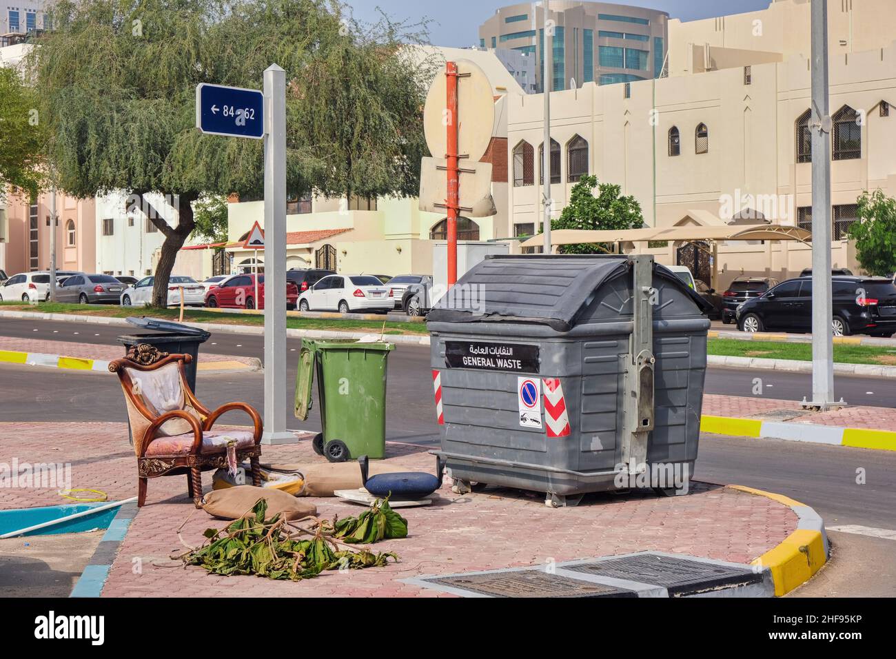 Obsoleto stile arabo mobili casa gettati vicino contenitore rifiuti sulla città Street.Getting sbarazzarsi di vecchia roba di spazzatura.Urban ecologia. Foto Stock