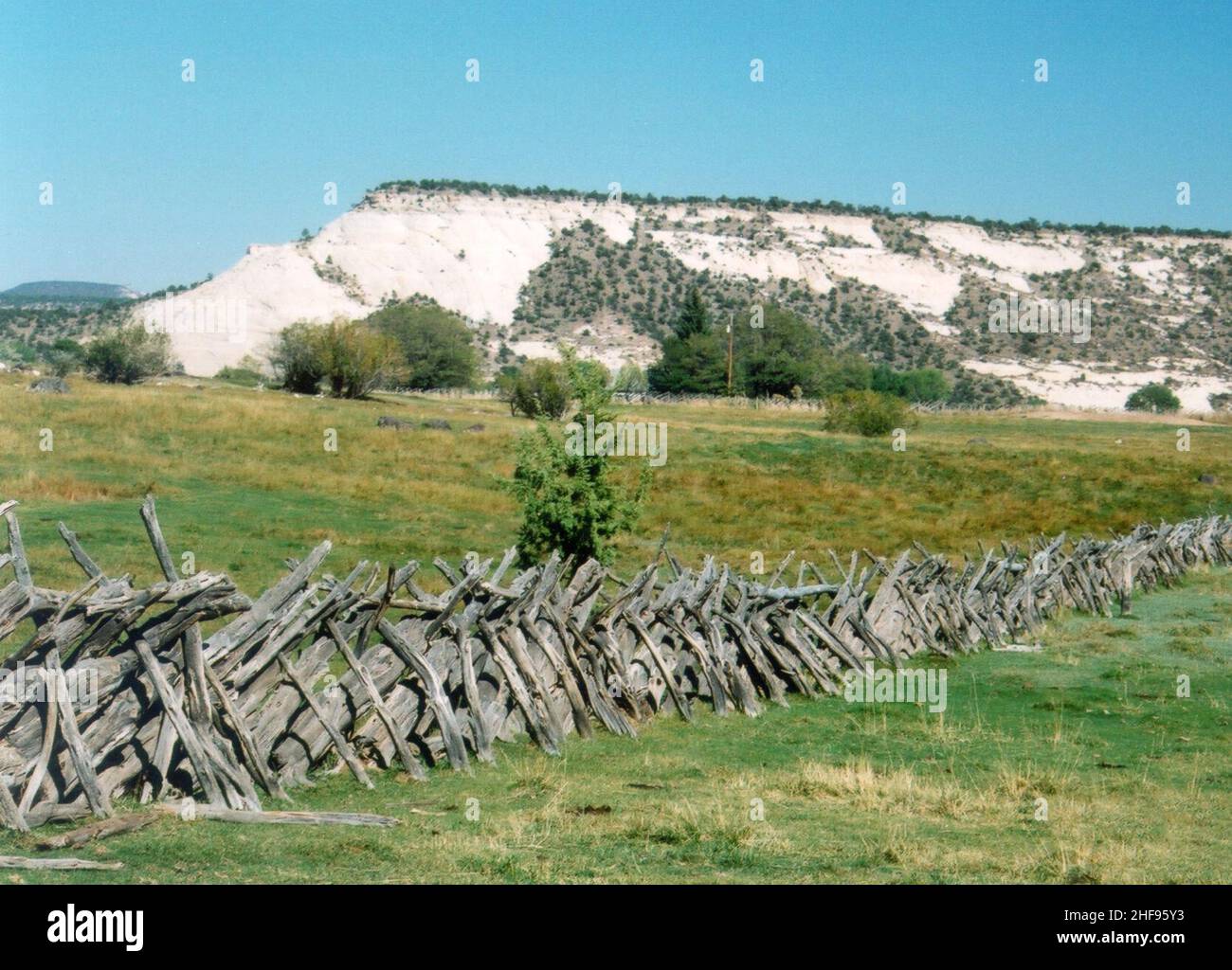 Scenic Byway 12 - Old, Pioneer-era Fence a Boulder Foto Stock