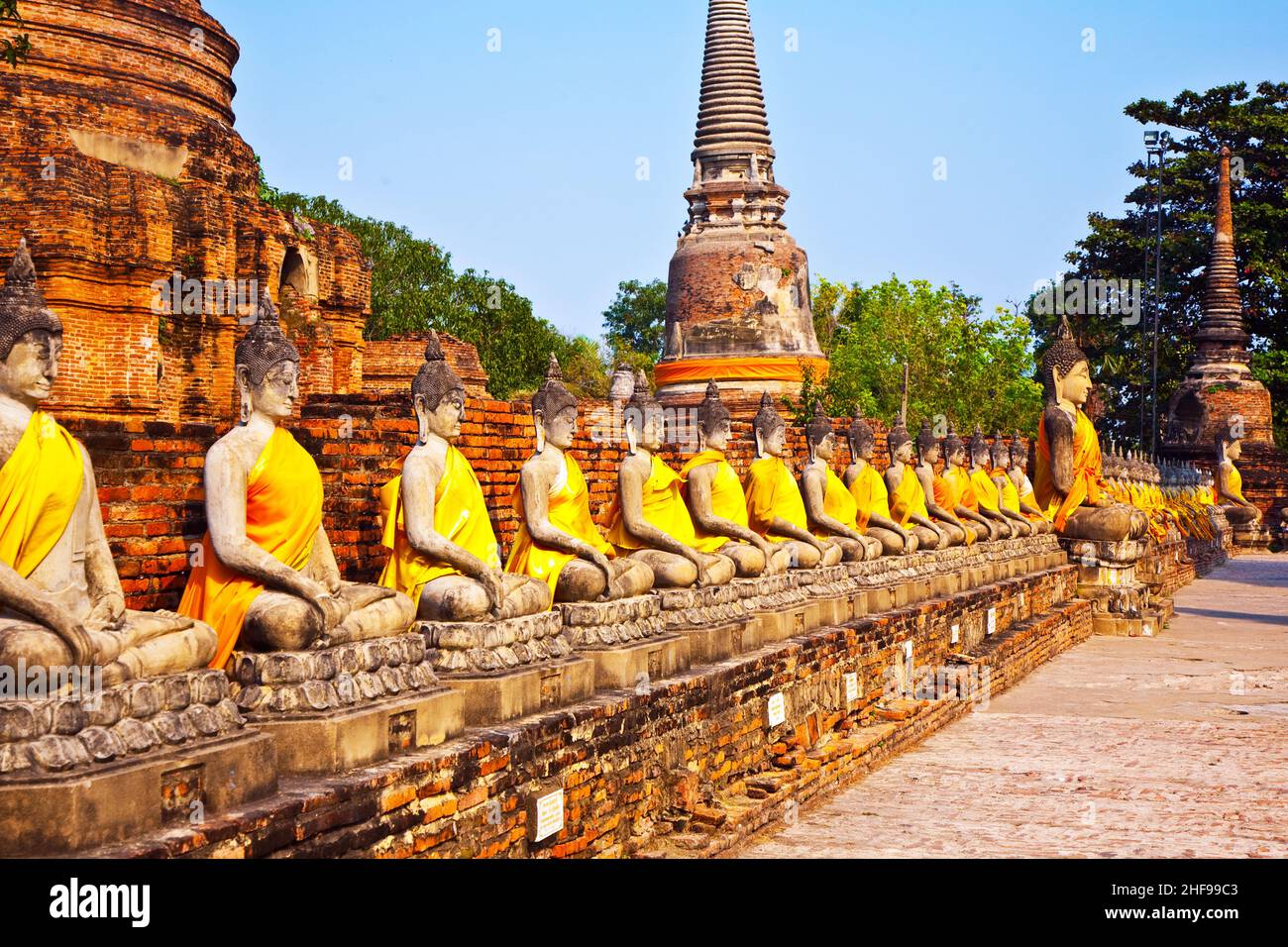 Statue di Buddha nel tempio di Wat Yai Chai Mongkol in Ayutthaya vicino a Bangkok, in Thailandia Foto Stock