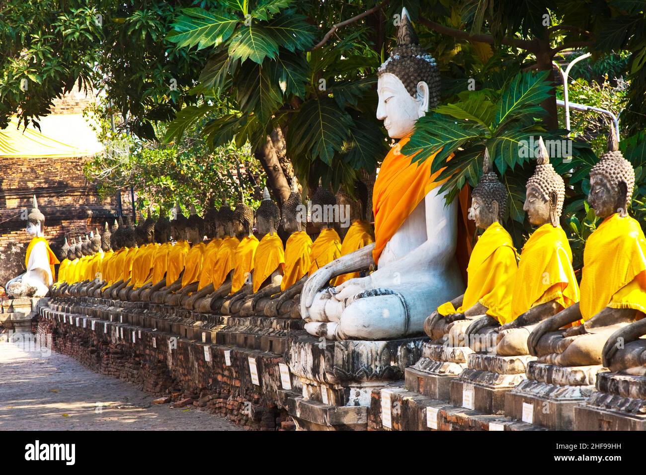 Statue di Buddha nel tempio di Wat Yai Chai Mongkol in Ayutthaya vicino a Bangkok, in Thailandia Foto Stock