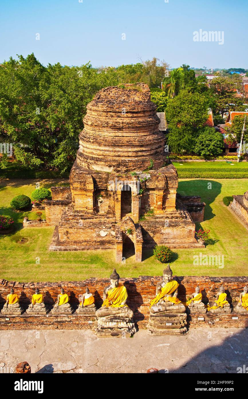 Statue di Buddha nel tempio di Wat Yai Chai Mongkol in Ayutthaya vicino a Bangkok, in Thailandia Foto Stock