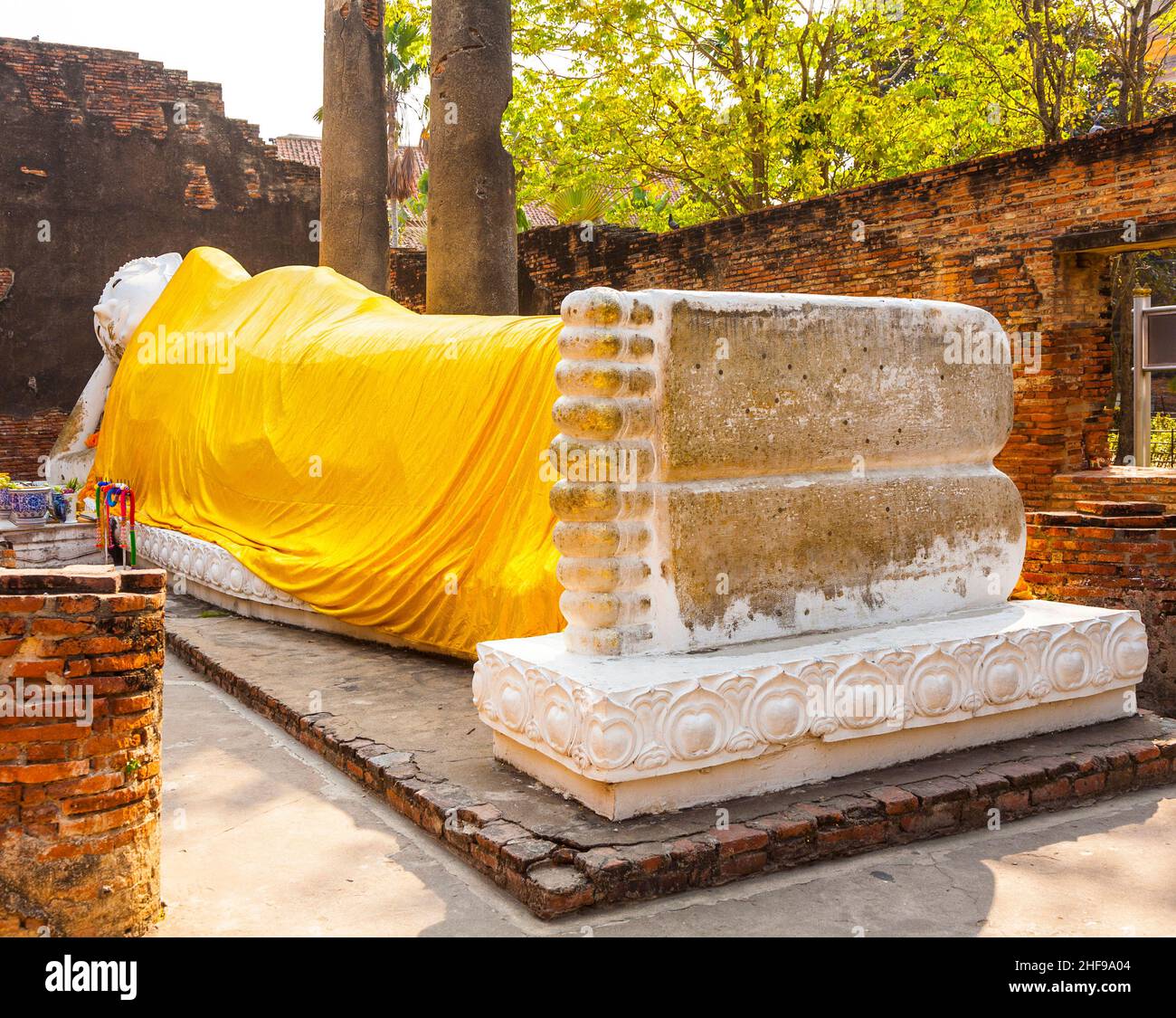 Il Buddha sdraiato vestito in foulard giallo nel tempio di Wat Yai Chai Mongkol- Foto Stock