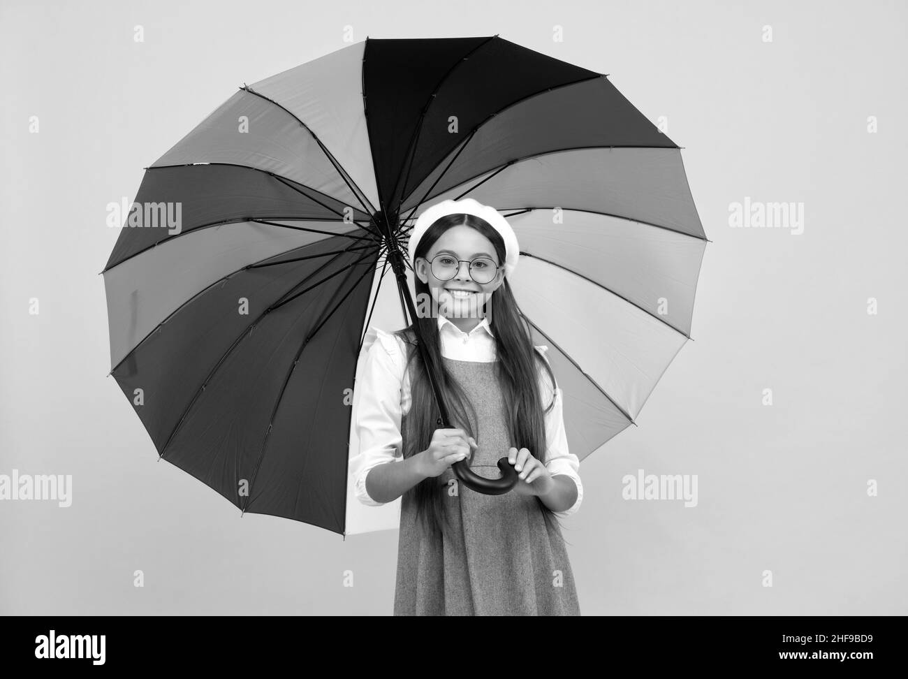 torna a scuola. tween con la protezione della pioggia vivace. ragazza felice di scuola in occhiali. bambino allegro teen Foto Stock