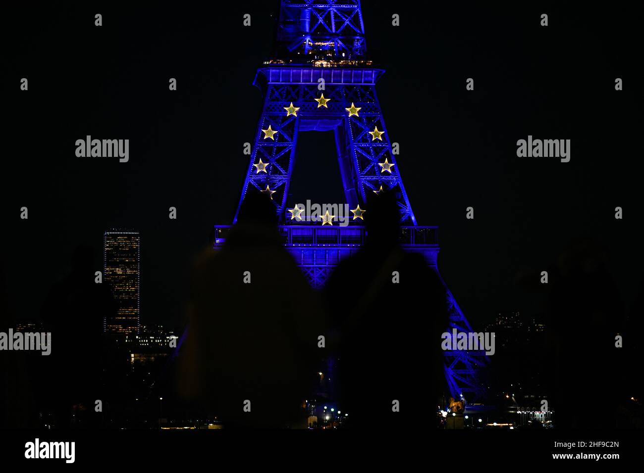 La Torre Eiffel (Tour Eiffel) è illuminata in blu e mostra il simbolo delle 12 stelle della bandiera europea per celebrare l'inizio della prefinale francese Foto Stock