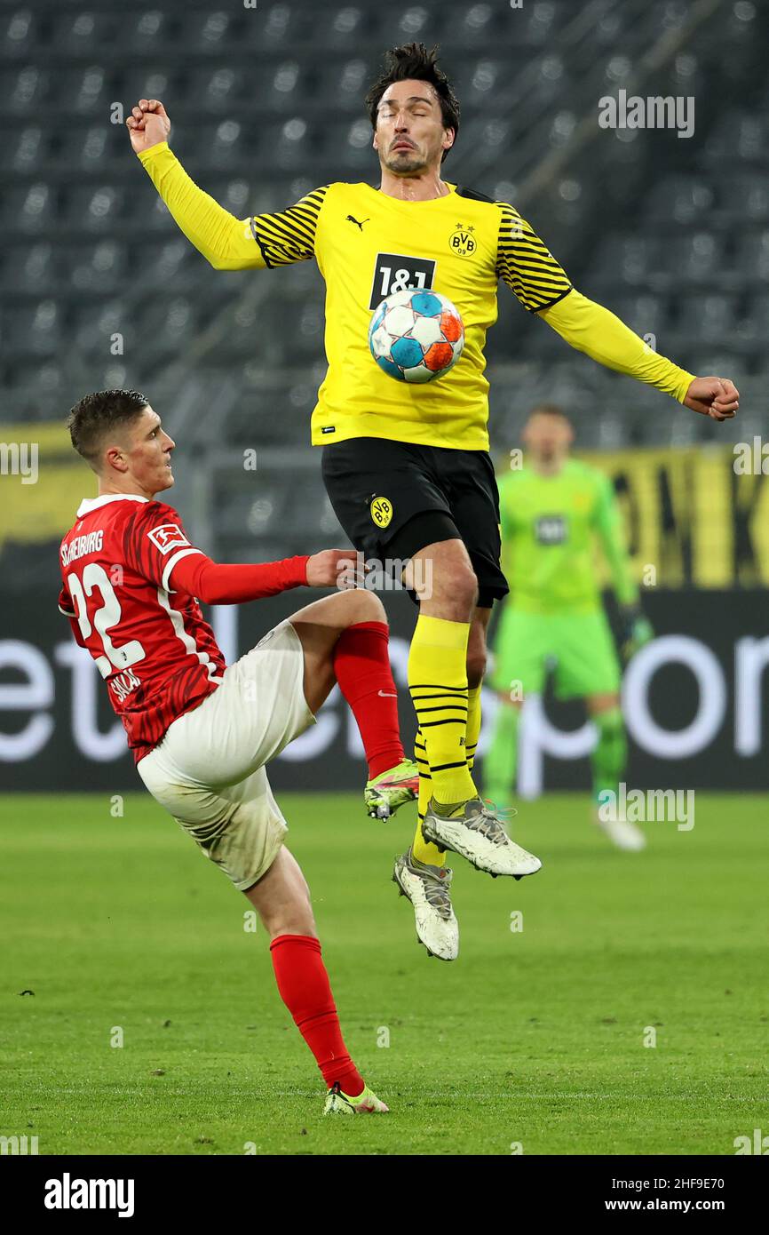 Dortmund, Germania. 14th Jan 2022. Mats Hummels (TOP) di Dortmund vies con Roland Sallai di Friburgo durante la prima divisione tedesca Bundesliga partita di calcio tra Borussia Dortmund e SC Friburgo in Dortmund, Germania, 14 gennaio 2022. Credit: Joachim Bywaletz/Xinhua/Alamy Live News Foto Stock