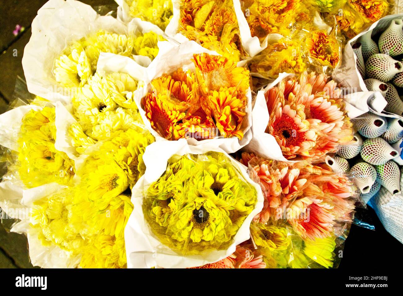 roses offerto al mercato dei fiori di notte a Bangkok Foto Stock