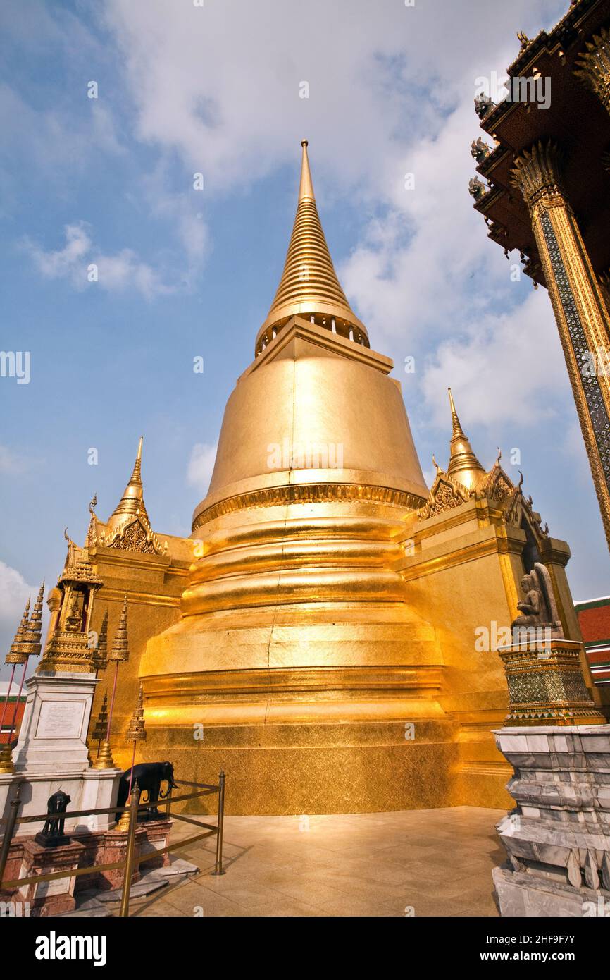 Famoso tempio Phra Sri Rattana Chedi coperto di oro in lamina nel Grand Palace interno Foto Stock