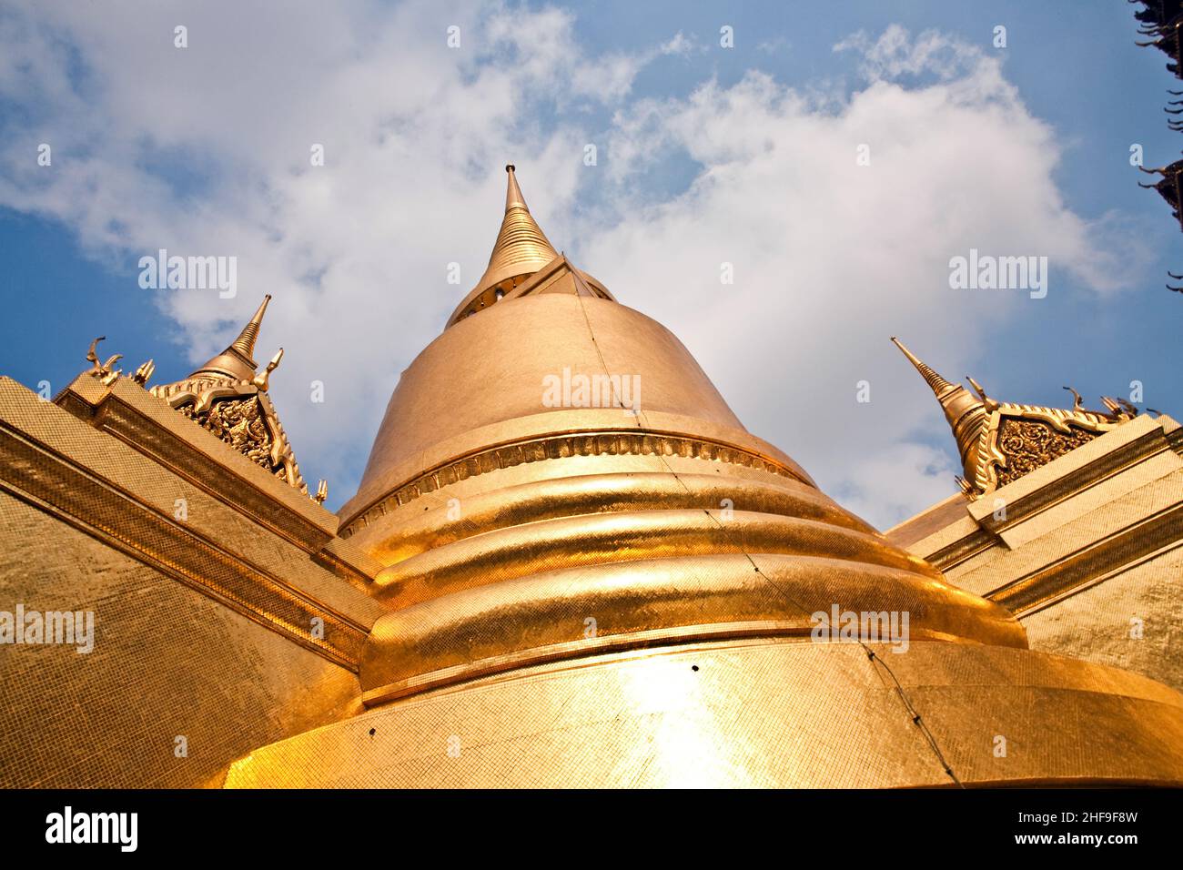 Famoso tempio Phra Sri Rattana Chedi coperto di oro in lamina nel Grand Palace interno Foto Stock